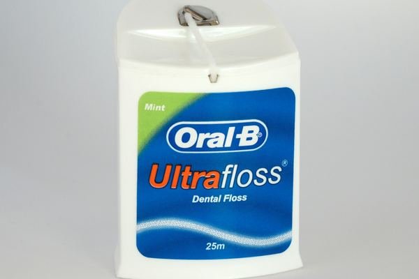 Dental floss: how to choose it and use it without pain